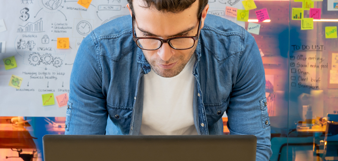 Warum brauchen Unternehmen eine solche Lösung? Für Cyber-Angriffe werden in 80% der Fälle privilegierte Berechtigungen (Administratorenrechte) missbraucht. Studien zeigen, dass es oft Monate oder Jahre dauert, bis ein Missbrauch erkannt wird. Dadurch kann es zu schwerwiegenden Sicherheitslücken kommen: • Unkontrollierte Fernzugriffe: Externe Partner greifen oft auf kritische Systeme zu, ohne dass dies ausreichend überwacht wird. • Gemeinsam genutzte Konten: Mehrere Personen nutzen dasselbe Benutzerkonto, was die Nachverfolgbarkeit erschwert. • Compliance-Verstösse: Unzureichende Verwaltung privilegierter Zugänge kann regulatorische Anforderungen verletzen.